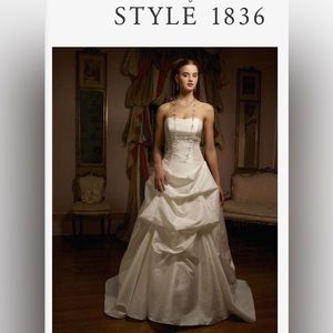 Elegant Casablanca pure white wedding dress. Very simple and clean. Size 4
